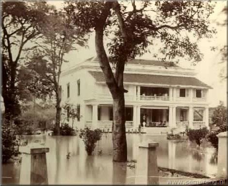 Foto: Semarang - Hotel du Pavillon tijdens een bandjir (overstroming)