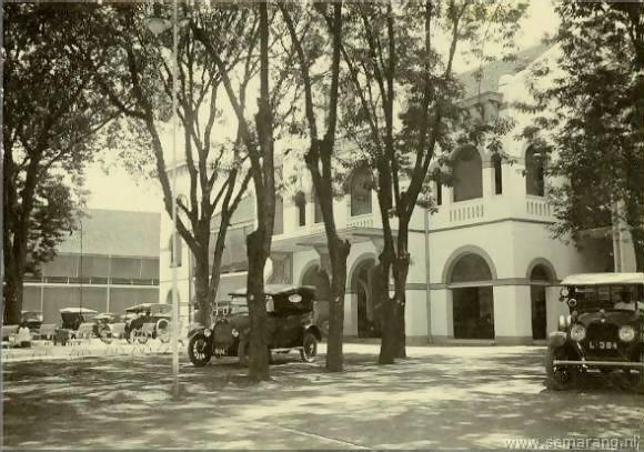 Foto: Semarang - Hotel du Pavillon, de ingang.