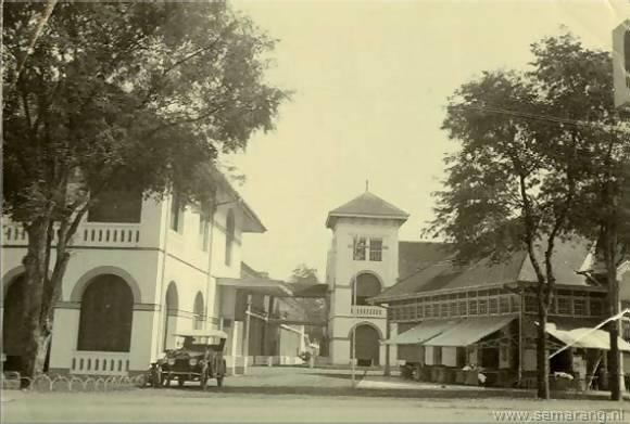 Foto: Semarang - Hotel du Pavillon, de ingang.