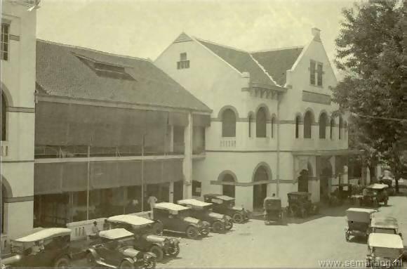 Foto: Hotel du Pavillon. Links voor de ingang van het hotel met verschillende auto's