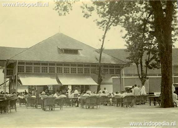 Foto: Semarang - Hotel du Pavillon, voorzijde - bar/restaurant.