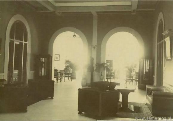 Foto: Semarang - Hotel du Pavillon, Doorgang van de receptie naar de lounge.