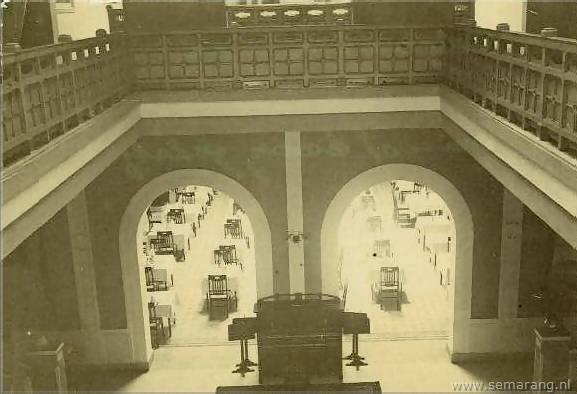 Foto: Semarang - Hotel du Pavillon, zicht op de lounge met de doorgang naar het restaurant.