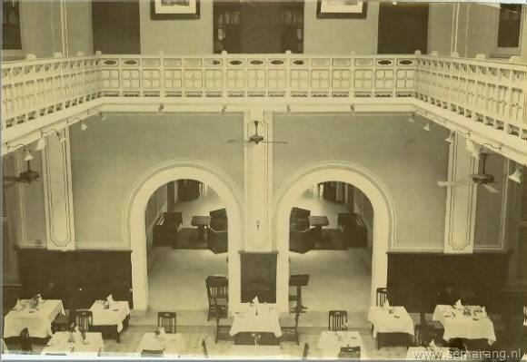 Foto: Semarang - Hotel du Pavillon, doorgang van het restaurant naar de lounge.