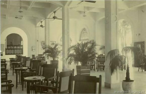 Foto: Semarang - Hotel du Pavillon, zicht op de bar, met een deuren open naar de voorkant van het hotel.