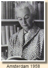 Madelon Sz�kely-Lulofs vlak voor haar dood in 1958 te Amsterdam, staande voor haar boekenkast.
